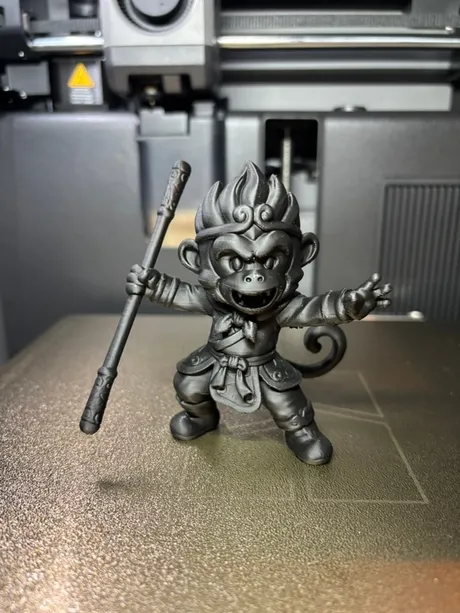 Het afgewerkte Sun Wukong-beeldje na het verwijderen van de supports, in vechthouding met staf